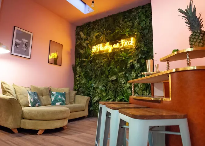 Number Twenty Four Townhouse - Sleeps 22