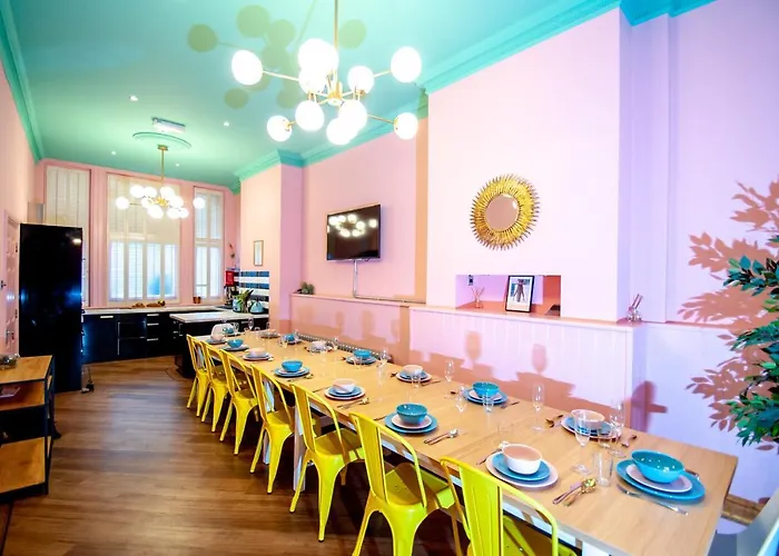 Number Twenty Four Townhouse - Sleeps 22